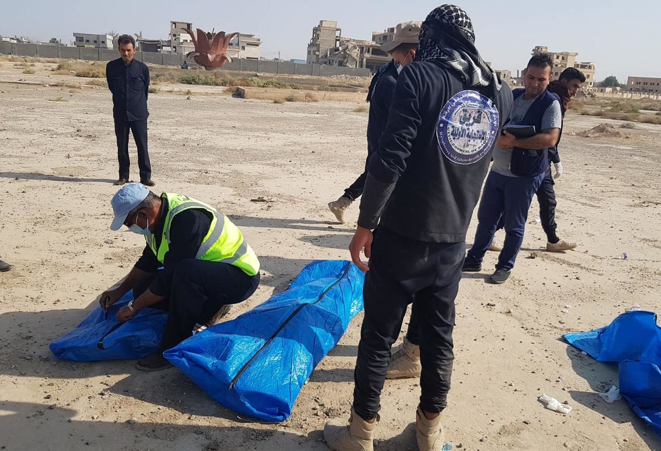 فريق الاستجابة الأولية ينتشل ست جثث جديدة من محافظة الرقة